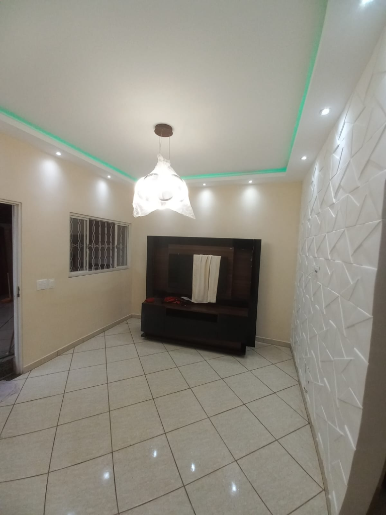 Ambiente com iluminação em perfil de LED e parede com revestimento decorativo
