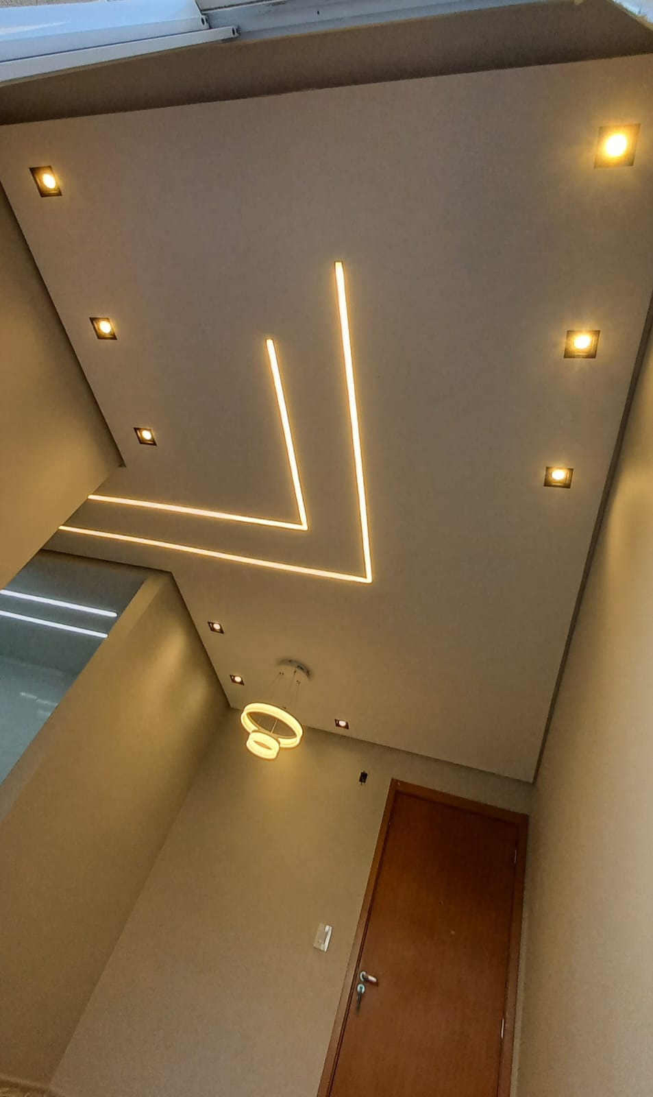 Teto rebaixado em drywall com iluminação embutida