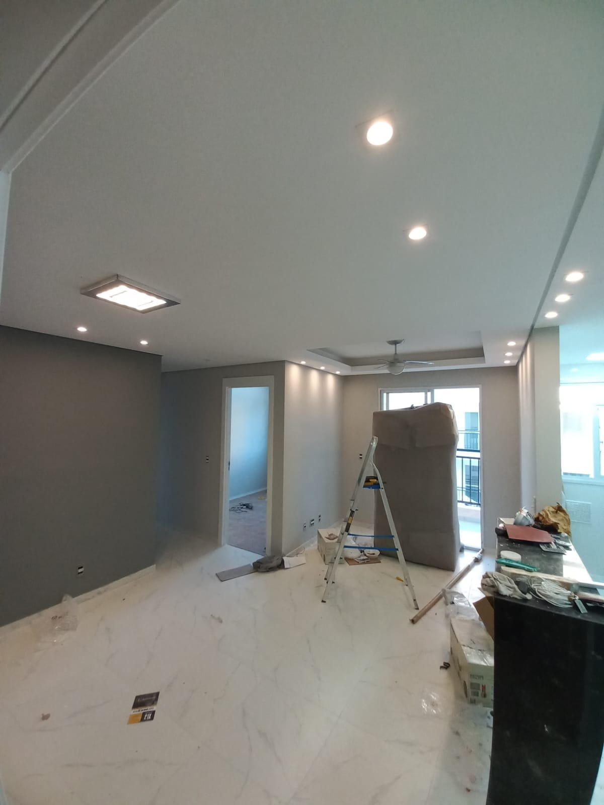 Sala em obra com teto rebaixado e pintura